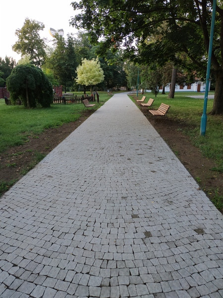 Rekonstrukce páteřního chodníku skrze Smetanovy sady je hotová
