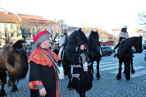 Tři králové projeli městem na koních, koledování potrvá až do 16. ledna