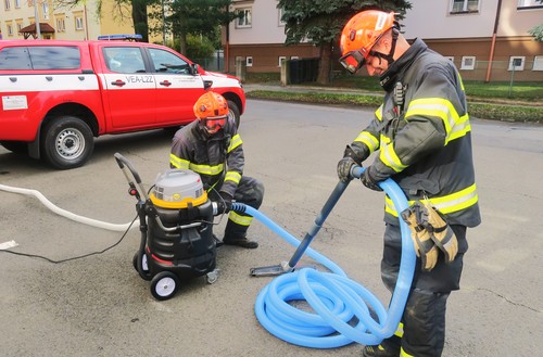 Město darovalo hasičům vysavač, který se používá zejména u nehod