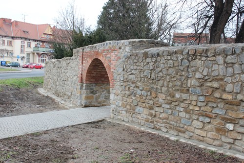 Památné opevnění města s Matyášovou bránou je opravené