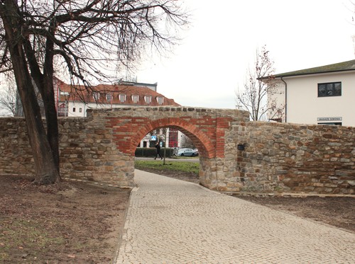 Památné opevnění města s Matyášovou bránou je opravené