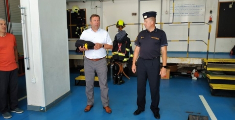Další defibrilátor věnovalo město profesionálním hasičům