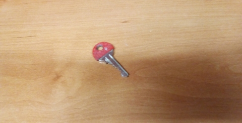 Klíč s červeným rozlišovačem / Ztráty a nálezy