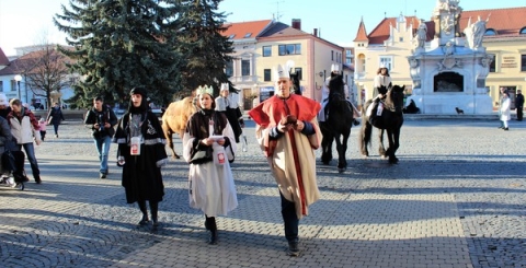 Tři králové projeli městem na koních, koledování potrvá až do 16. ledna
