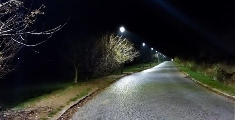 Mezi hřbitovem a ulicí Vinohradská už svítí na cestu nové lampy