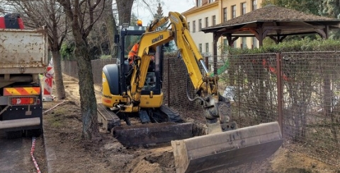 Oprava chodníků na Šafaříkově ulici je v plném proudu