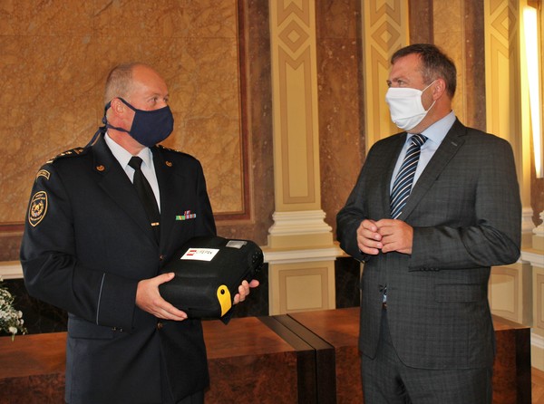 Nový defibrilátor věnovalo město uherskohradišťským hasičům