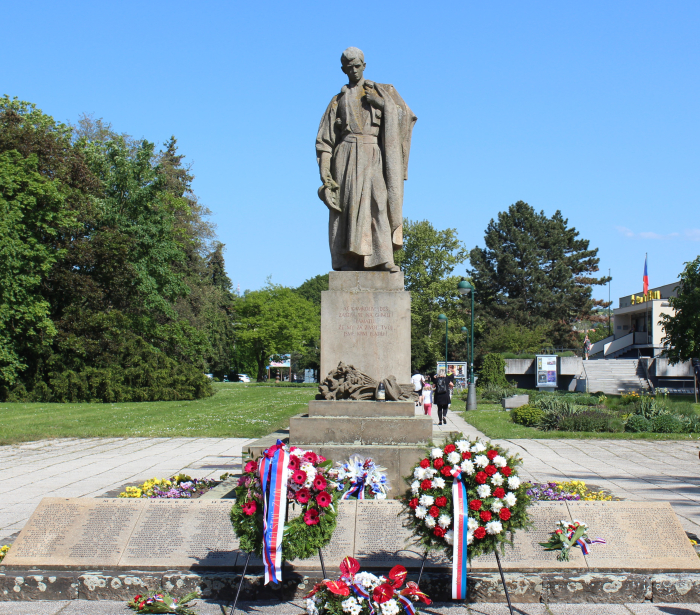 památník obětem 2. světové války.JPG