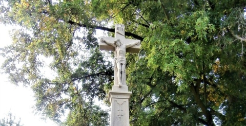 Město nechalo opravit kříž v Míkovicích