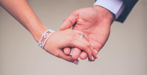 Ruce novomanželů s prstýnky